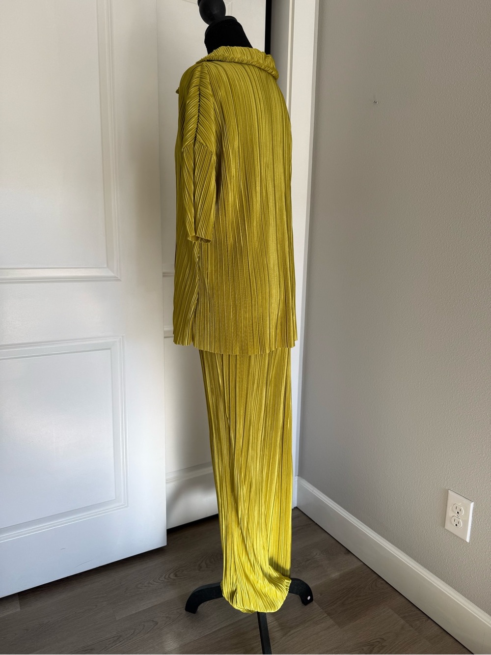 Pleated Button-Front Pajama Set in Chartreuse - Women - Picture 6 of 6
